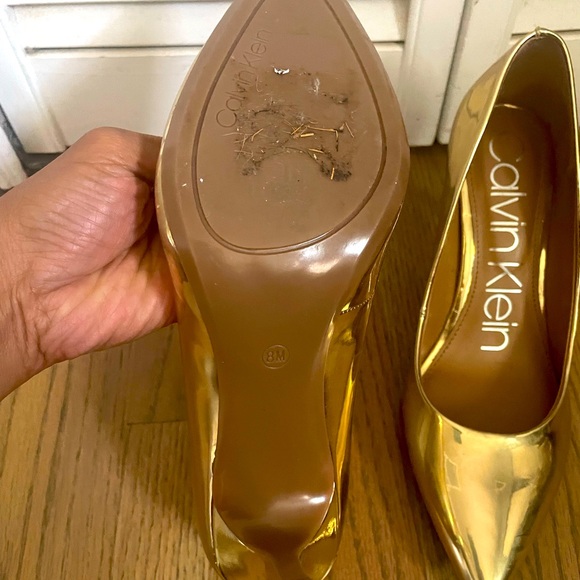 Gold pumps Calvin Klein. Size 8. 3.5in heels. No scratches - Picture 2 of 3